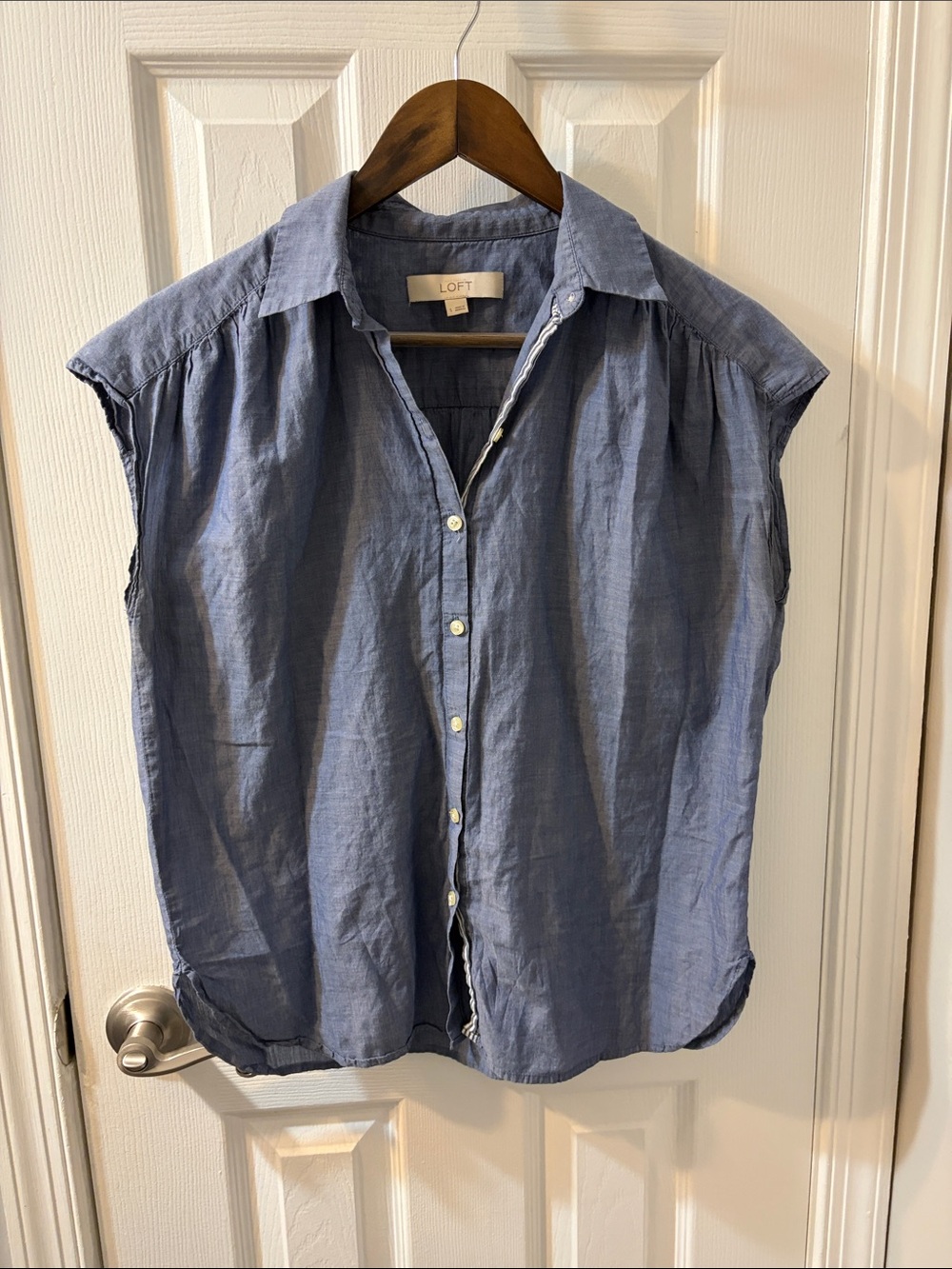 LOFT Blue Sleeveless Linen-Blend Button-Down Shirt